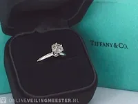 Tiffany & co - platina "the tiffany setting" ring met een briljant geslepen tiffany & co diamant - afbeelding 5 van  10