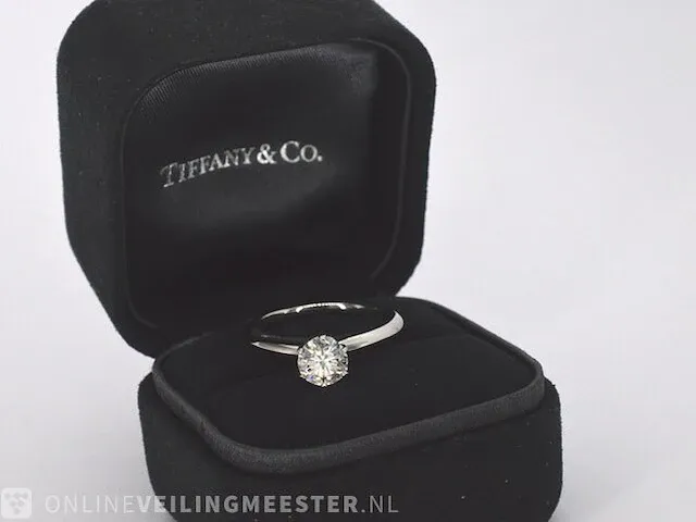 Tiffany & co - platina "the tiffany setting" ring met een briljant geslepen tiffany & co diamant - afbeelding 6 van  10