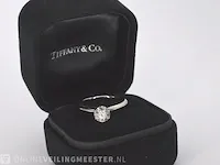 Tiffany & co - platina "the tiffany setting" ring met een briljant geslepen tiffany & co diamant - afbeelding 6 van  10