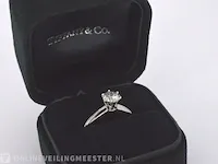 Tiffany & co - platina "the tiffany setting" ring met een briljant geslepen tiffany & co diamant - afbeelding 7 van  10