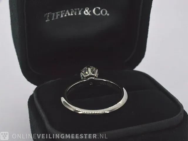 Tiffany & co - platina "the tiffany setting" ring met een briljant geslepen tiffany & co diamant - afbeelding 8 van  10