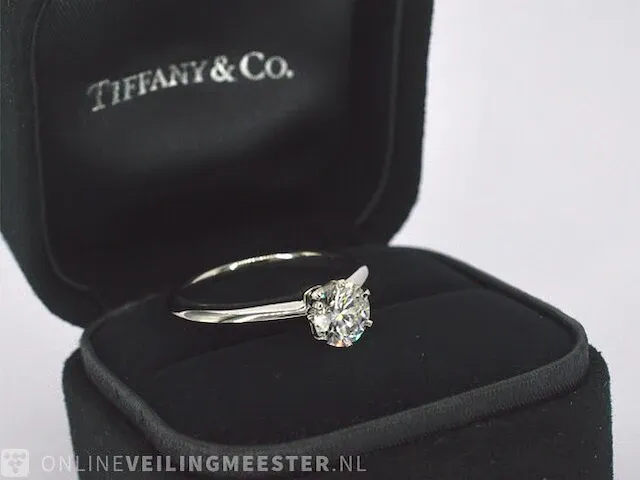 Tiffany & co - platina "the tiffany setting" ring met een briljant geslepen tiffany & co diamant - afbeelding 9 van  10