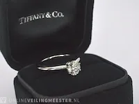 Tiffany & co - platina "the tiffany setting" ring met een briljant geslepen tiffany & co diamant - afbeelding 9 van  10