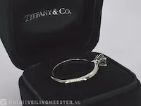 Tiffany & co - platina "the tiffany setting" ring met een briljant geslepen tiffany & co diamant - afbeelding 10 van  10