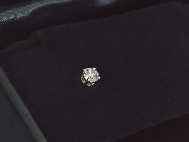 Tiffany & co - tiffany solitair oorknop met diamant - afbeelding 7 van  13