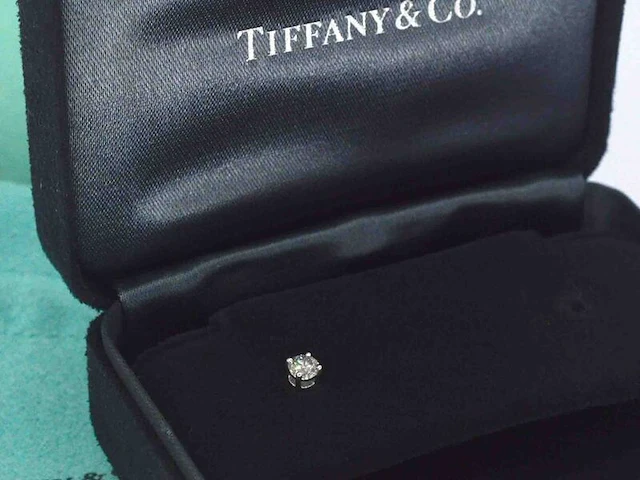 Tiffany & co - tiffany solitair oorknop met diamant - afbeelding 10 van  13