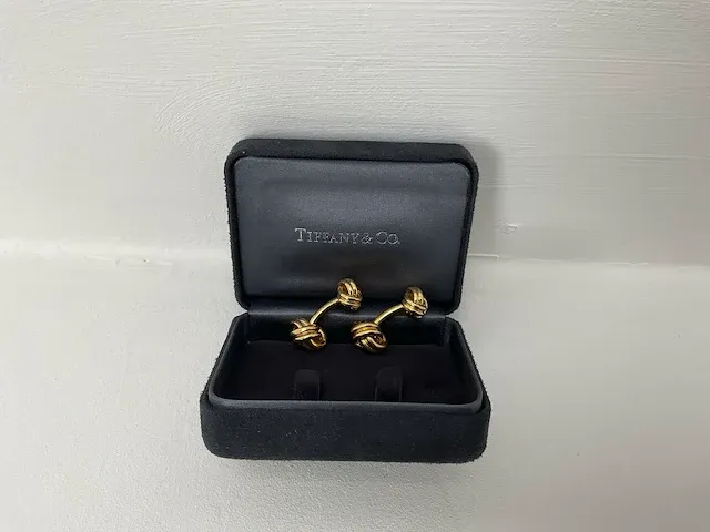 Tiffany & co, paar 18k gouden manchetknopen, knoop - afbeelding 2 van  3