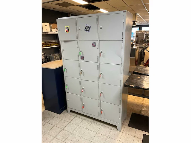 Timmer lockerkast - afbeelding 2 van  7