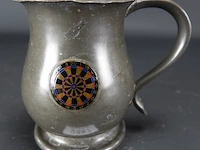 Tinnen kroes versierd met dartboard - afbeelding 1 van  5