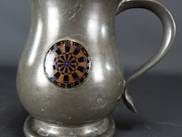 Tinnen kroes versierd met dartboard - afbeelding 2 van  5