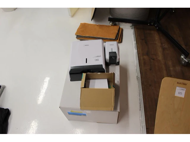 Tissue en zeep dispenser staples met doos tissues. - afbeelding 1 van  2