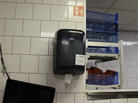 Tissuedispenser propia met drie rollen tissuepapier. - afbeelding 1 van  2