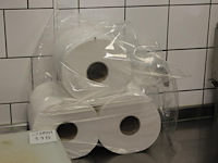 Tissuedispenser propia met drie rollen tissuepapier. - afbeelding 2 van  2