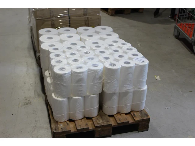 Tissuerollen in 2 uitvoeringen op pallet. 48 kleine en 24 grote rollen. - afbeelding 2 van  2