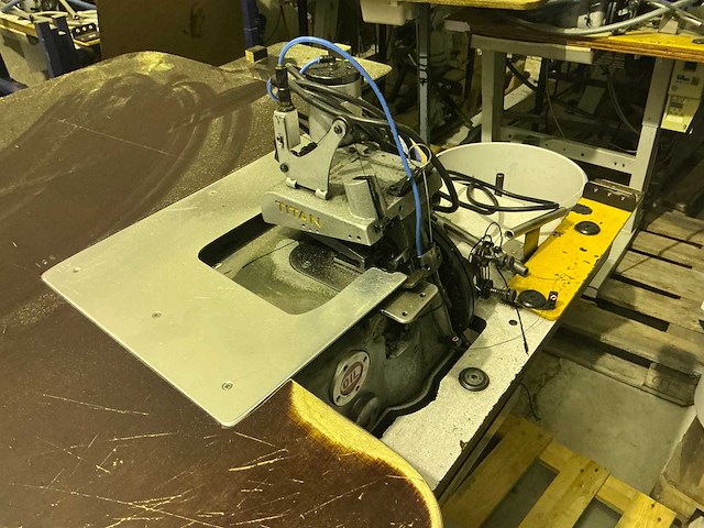 Titan dk 2500a industriële naaimachine - afbeelding 2 van  9
