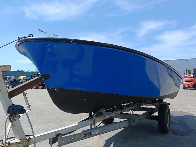 Toer boot met buitenboordmotor en trailer - afbeelding 2 van  36