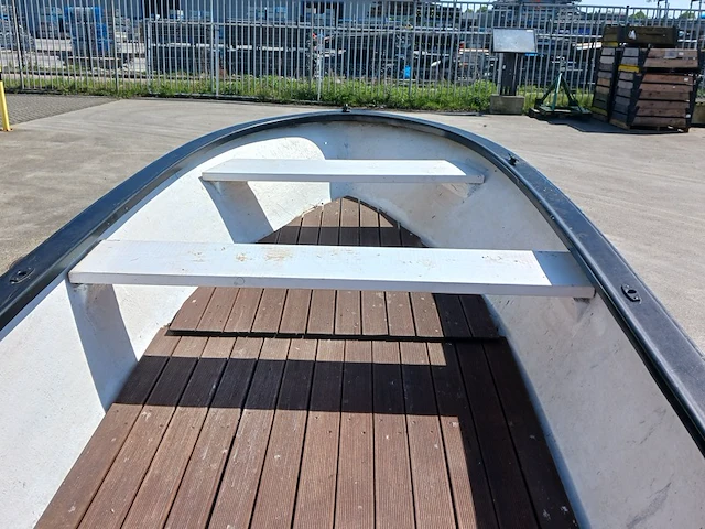 Toer boot met buitenboordmotor en trailer - afbeelding 5 van  36