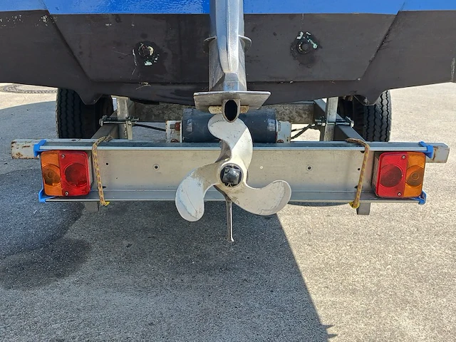Toer boot met buitenboordmotor en trailer - afbeelding 9 van  36