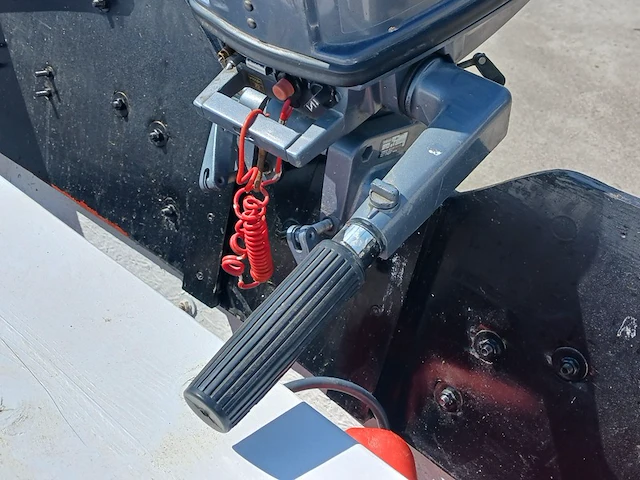 Toer boot met buitenboordmotor en trailer - afbeelding 10 van  36