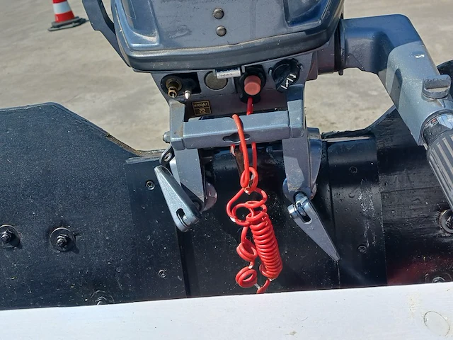 Toer boot met buitenboordmotor en trailer - afbeelding 11 van  36