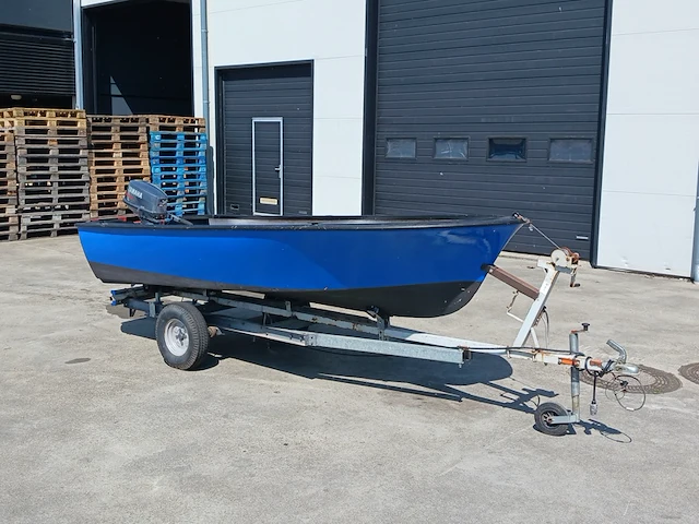 Toer boot met buitenboordmotor en trailer - afbeelding 1 van  36