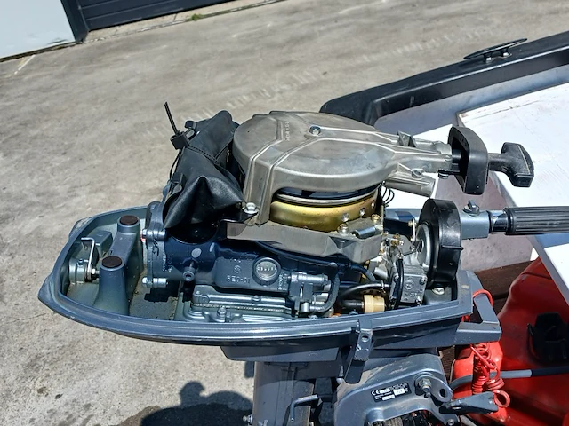 Toer boot met buitenboordmotor en trailer - afbeelding 16 van  36