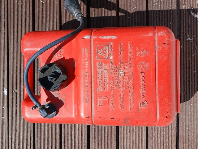 Toer boot met buitenboordmotor en trailer - afbeelding 19 van  36