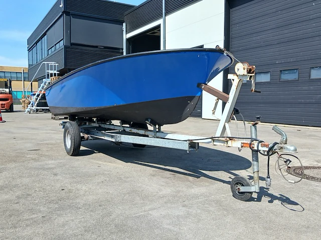 Toer boot met buitenboordmotor en trailer - afbeelding 20 van  36