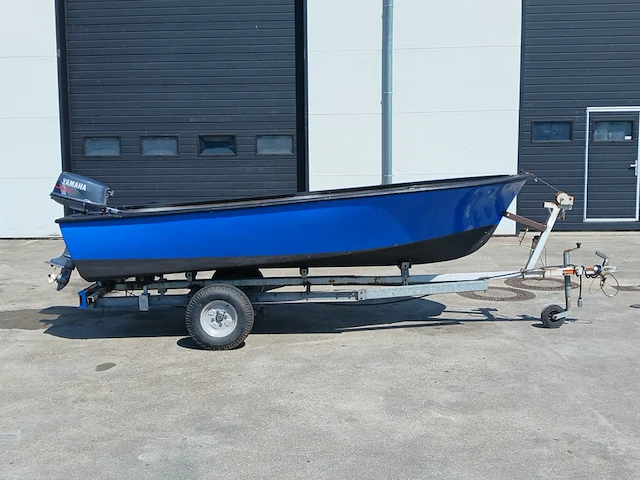 Toer boot met buitenboordmotor en trailer - afbeelding 12 van  36