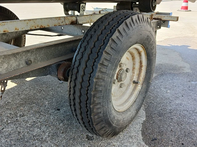 Toer boot met buitenboordmotor en trailer - afbeelding 26 van  36