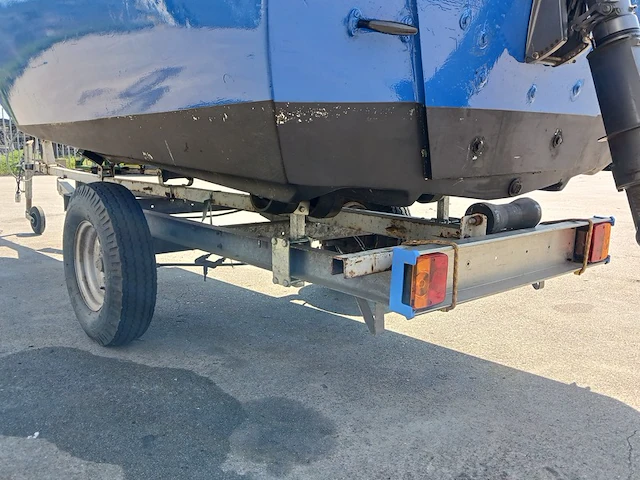 Toer boot met buitenboordmotor en trailer - afbeelding 27 van  36