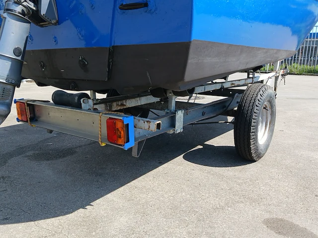 Toer boot met buitenboordmotor en trailer - afbeelding 28 van  36
