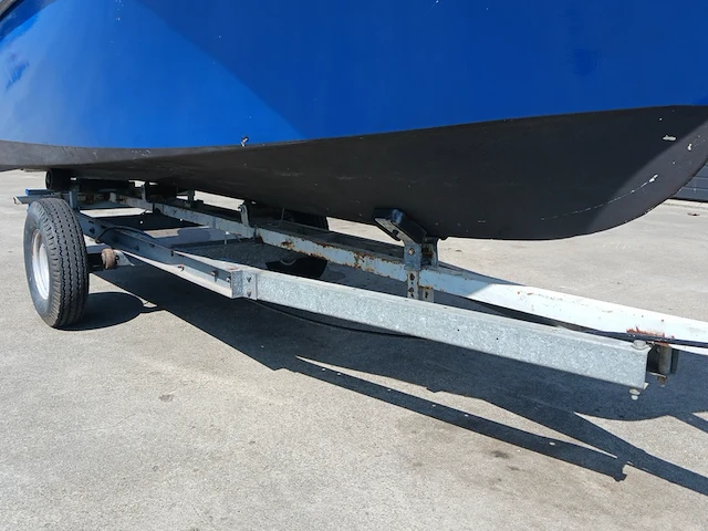Toer boot met buitenboordmotor en trailer - afbeelding 30 van  36