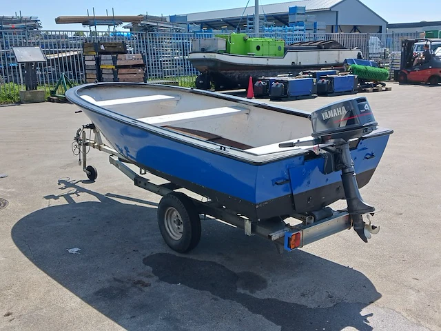 Toer boot met buitenboordmotor en trailer - afbeelding 32 van  36