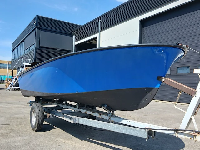 Toer boot met buitenboordmotor en trailer - afbeelding 36 van  36