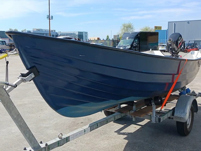 Toer boot met buitenboordmotor en trailer - afbeelding 2 van  47