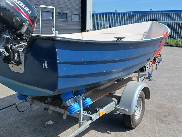 Toer boot met buitenboordmotor en trailer - afbeelding 5 van  47