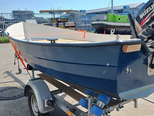Toer boot met buitenboordmotor en trailer - afbeelding 7 van  47