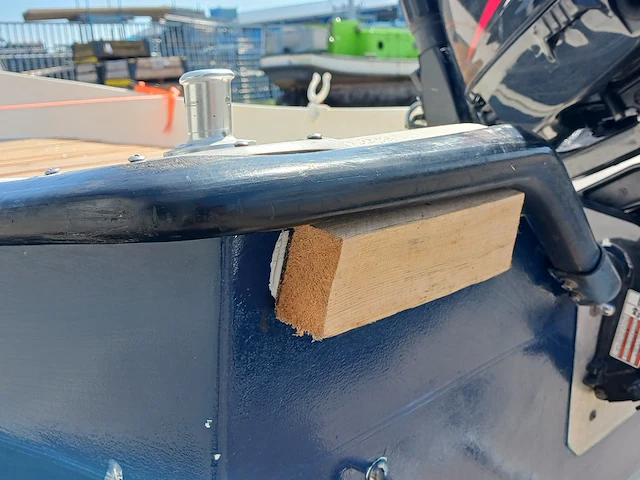 Toer boot met buitenboordmotor en trailer - afbeelding 8 van  47