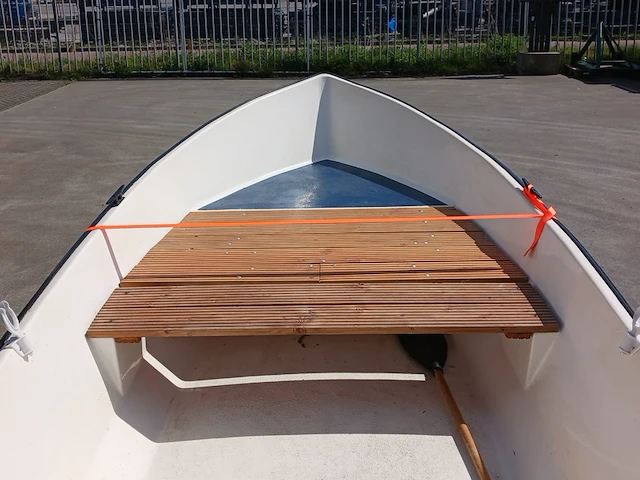 Toer boot met buitenboordmotor en trailer - afbeelding 10 van  47
