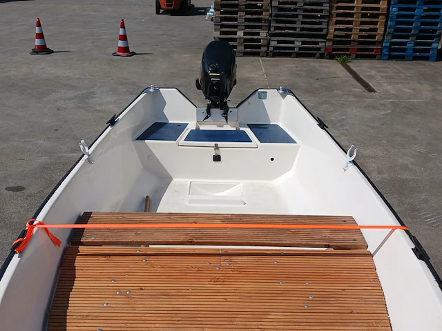 Toer boot met buitenboordmotor en trailer - afbeelding 11 van  47