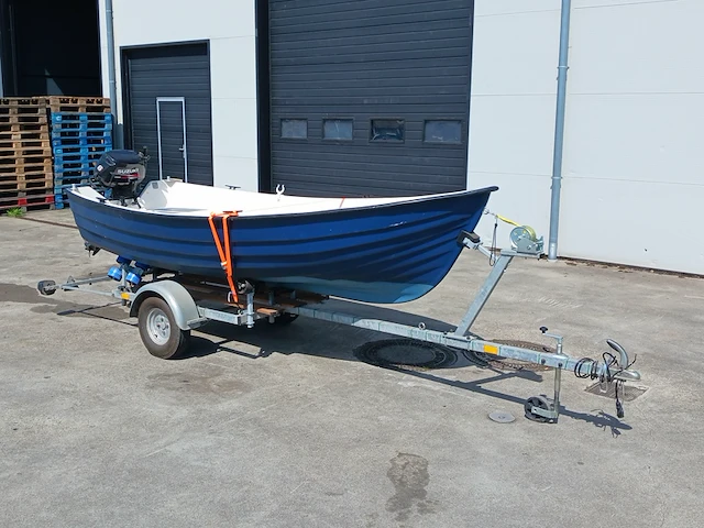Toer boot met buitenboordmotor en trailer - afbeelding 1 van  47