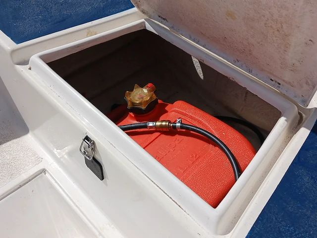 Toer boot met buitenboordmotor en trailer - afbeelding 14 van  47
