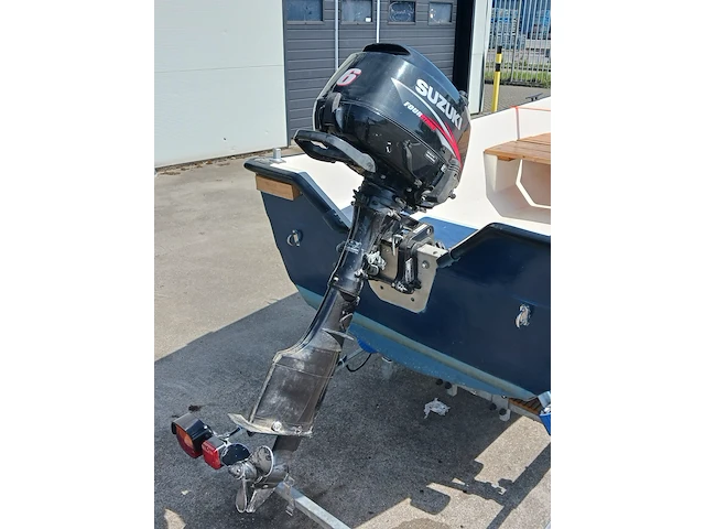 Toer boot met buitenboordmotor en trailer - afbeelding 15 van  47