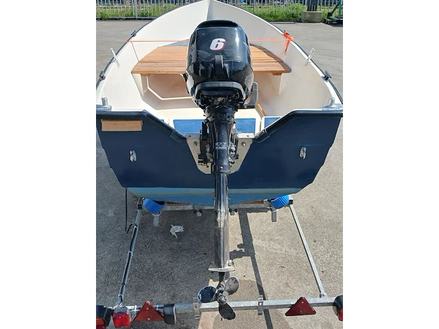 Toer boot met buitenboordmotor en trailer - afbeelding 18 van  47