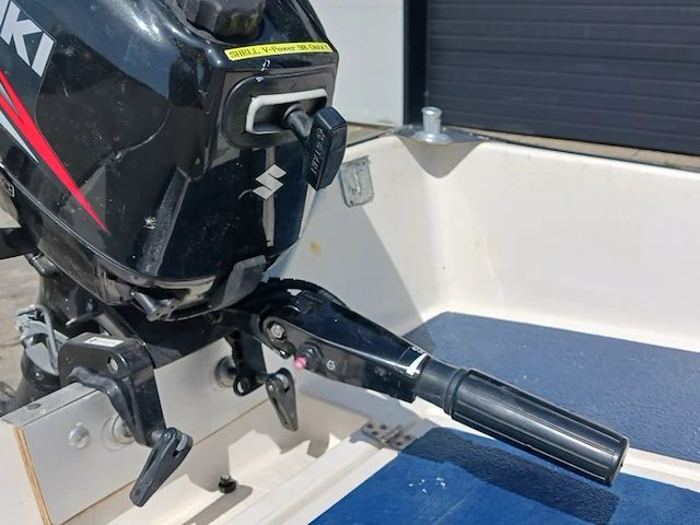 Toer boot met buitenboordmotor en trailer - afbeelding 22 van  47