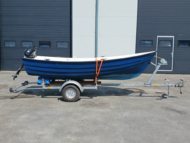 Toer boot met buitenboordmotor en trailer - afbeelding 12 van  47