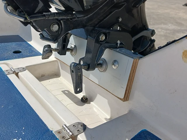 Toer boot met buitenboordmotor en trailer - afbeelding 24 van  47