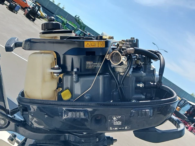 Toer boot met buitenboordmotor en trailer - afbeelding 26 van  47