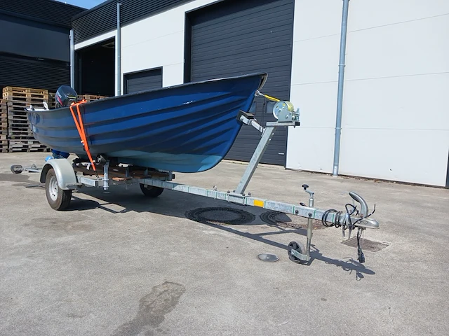 Toer boot met buitenboordmotor en trailer - afbeelding 29 van  47